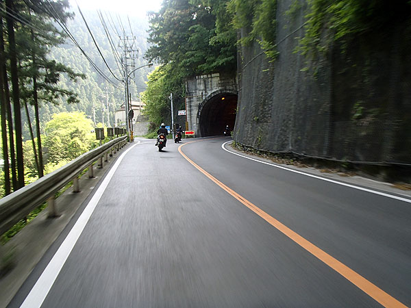 国道４１１号線を奥多摩方面へ走行